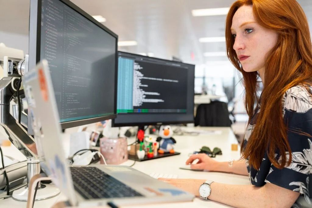The Key Differences Between VP Engineering VS CTO in 2024 2 thisisengineering raeng 64YrPKiguAE unsplash